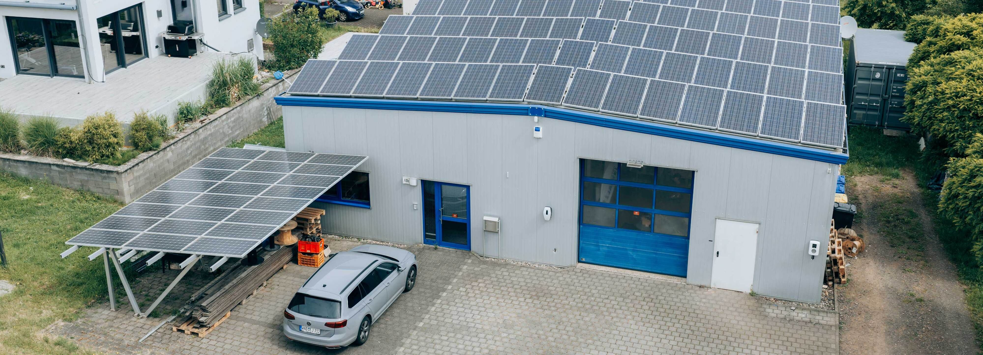 Halle Elektro Jäckel mit Photovoltaik auf dem Dach
